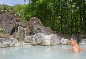 オープンした「黄金の湯」。初日から秘湯を楽しむ人が訪れた=5月23日、妙高市燕温泉