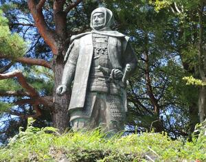 春日山城跡の謙信公銅像