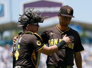 ドジャース戦に先発、4点を失ったパドレスのダルビッシュ=17日、ロサンゼルス(ゲッティ=共同)