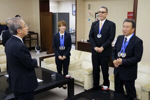 花角英世知事に優勝を報告する県猟友会のメンバー=15日、県庁