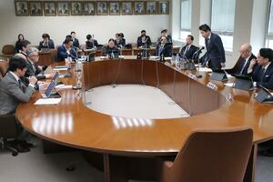 東京電力柏崎刈羽原発の再稼働の是非を問う県民投票条例案を審議する日程を決めた議会運営委員会=3月31日午前、県議会