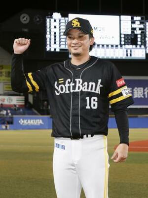 ヒーローインタビューを終え、ポーズをとるソフトバンク・東浜=ZOZOマリン