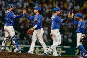 阪神に勝利し、タッチを交わす中日ナイン=甲子園