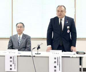 新たな中期経営計画を説明する、えちごトキめき鉄道の平井隆志社長（右）＝２月、上越市東町の同社