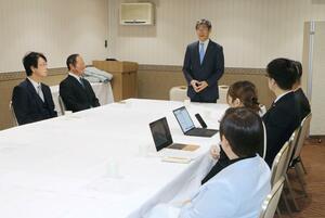 新潟維新の会の新代表に就く柴田巧参院議員(中央)=1月22日、新潟市中央区