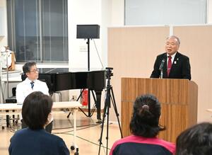 看護師や医師を前に激励のメッセージを述べた米田徹市長=糸魚川市の糸魚川総合病院