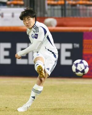 町田―江原 後半、FKを放つ町田・相馬=春川(ゲッティ=共同)