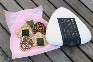 特徴的な三角形の箱とセットになっている「新潟賛菓おむすびころり」