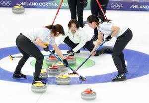 　日本―スイス　第８エンド、指示を出す吉村。左は小谷、右は近江谷＝コルティナダンペッツォ（共同）