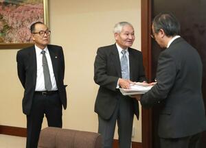 新潟水俣病の被害者救済に向けた取り組みを花角英世知事に要望する阿賀野患者会の山崎昭正会長(中央)=2018年、県庁