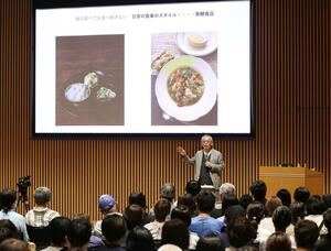 土井善晴さんが講演した新潟日報みらい大学=27日、新潟市中央区の新潟日報メディアシップ