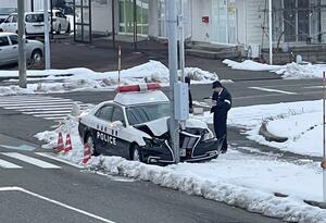 信号柱に衝突したパトカー＝２９日、新潟市東区東明１（読者提供）