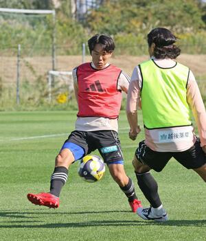 16戦ぶりの勝利を目指して、練習するMF藤原奏哉=23日、聖籠町