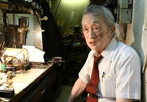母から教わったという時計修理について語る和田源一さん=2025年8月、北海道小樽市