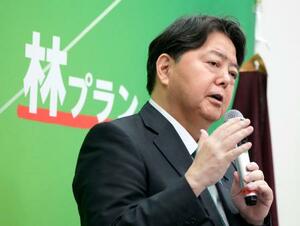 記者会見で、自民党総裁選への立候補を正式表明する林官房長官=18日午後、国会