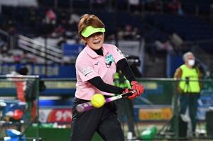 「速射砲」と称されるノックを打つ宇津木妙子さん
