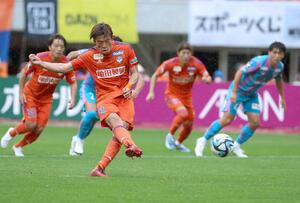 新潟-鳥栖 前半ロスタイム、FW鈴木孝司がPKを決めて1-0=ビッグスワン(写真映像部・永井隆司)
