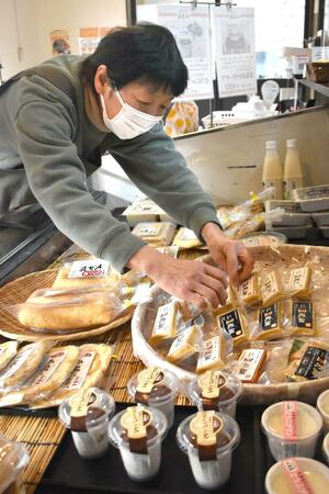 豆腐のほか、スイーツなど多彩な商品を並べる心豆庵=長岡市与板町与板