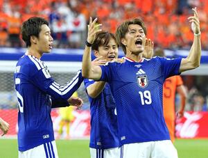 日本－オランダ　後半、同点に追い付き大喜びの小川（右）。左は鎌田＝ダラス（共同）