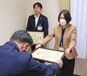 感謝状を受け取る第四北越銀行長岡南支店の鈴木美佳さん＝長岡市宮原２の第四北越銀行長岡南支店
