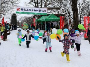 地元園児も参加し、ゲレンデでの無事故を願った安全祈願祭＝妙高市関川