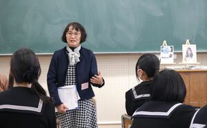 高橋まつりさんの遺影を教壇に置き、過労死の防止を訴える幸美さん=加茂市幸町1
