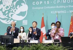 　生物多様性条約第１５回締約国会議で新たな生態系保全目標を採択し、拍手する出席者。ネーチャーポジティブの考えが盛り込まれた＝２０２２年１２月、カナダ・モントリオールの国際会議場（共同）