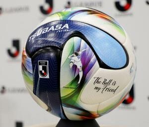 「キャプテン翼」の主人公、大空翼が描かれた、Jリーグ「百年構想リーグ」の公式試合球=16日午後、東京都千代田区