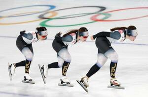 　調整するスピードスケートの（左から）野明花菜、佐藤綾乃、堀川桃香＝ミラノ（共同）