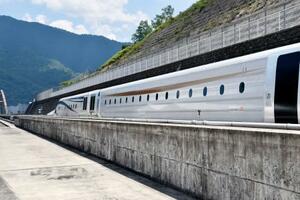 公開されたリニア中央新幹線の「L0系改良型試験車」の新車両「M10」=25日午前、山梨県都留市