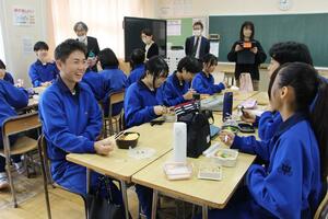 食育活動「弁当の日」で、自分たちが手作りした弁当を味わう生徒たち=阿賀野市笹岡