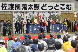 多くの芸能団体が出演した「佐渡國鬼太鼓どっとこむ」=5月26日、佐渡市両津湊
