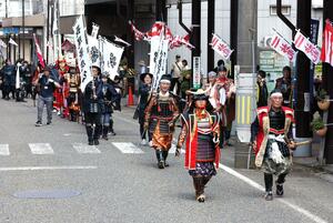 甲冑姿で街を行進した栃尾謙信公祭の武者行列=24日、長岡市谷内1