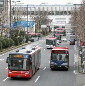 市街地を走る新潟交通の路線バス=新潟市中央区