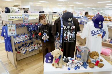 大谷翔平選手らスター集結の大リーグ東京開幕戦、記念グッズで応援だ
