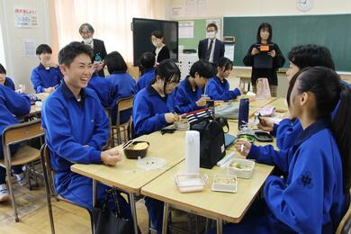 自作の弁当、学校でペロリ♪見せ合いニコリ♪ 新潟県阿賀野市・笹神中