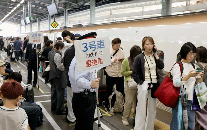 新潟駅で新幹線を待つ乗客＝２０２６年５月５日、新潟市中央区のＪＲ新潟駅