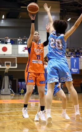 新潟-姫路 第2クオーター、新潟のセンター金澤英果が得点を決め、21-17=白根カルチャーセンター