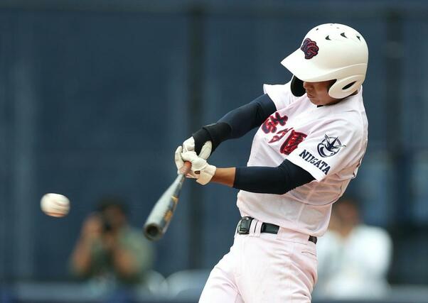 開志学園－新潟南　１回開志学園１死三塁、本田大翔の適時打で１－０＝エコスタ