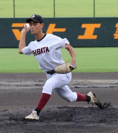 新発田－五泉　先発した新発田の新井田吏一＝三条市パールスタ