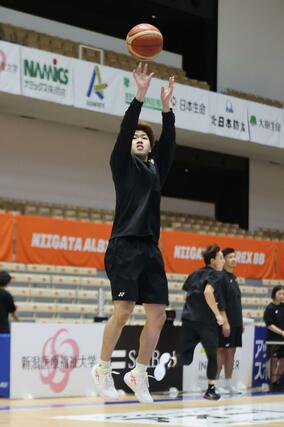 徳島とのホーム開幕2連戦を前に、練習する新加入の長尾光輝=アオーレ長岡