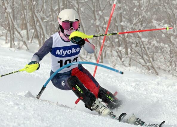 女子回転　果敢に攻めて２連覇した内田妃葵（魚沼ジュニアアルペン）＝妙高市（写真映像部・伊藤駿平）