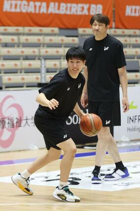 徳島とのホーム開幕2連戦に向け、練習する新加入の濱田貴流馬=アオーレ長岡