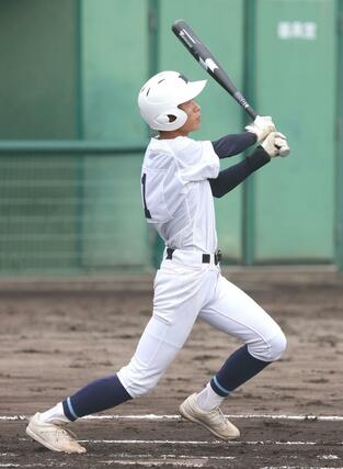 六日町－巻　１回、２点適時打を放った六日町の貝瀬真那斗＝新発田市五十公野