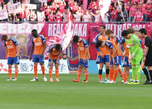 連敗し、肩を落とす新潟選手=4月7日、デンカビッグスワン