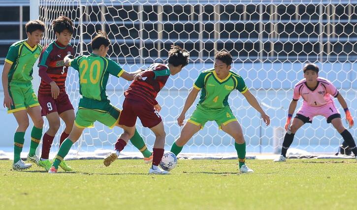 尚志―帝京長岡　前半、ゴール前で守るＤＦ桑原修斗（４）ら＝浦和駒場スタジアム