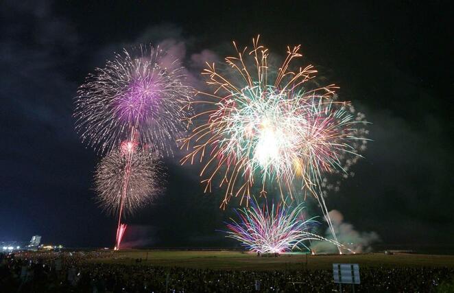 色鮮やかな花火が会場を彩った「海の大花火大会」=7月26日、柏崎市