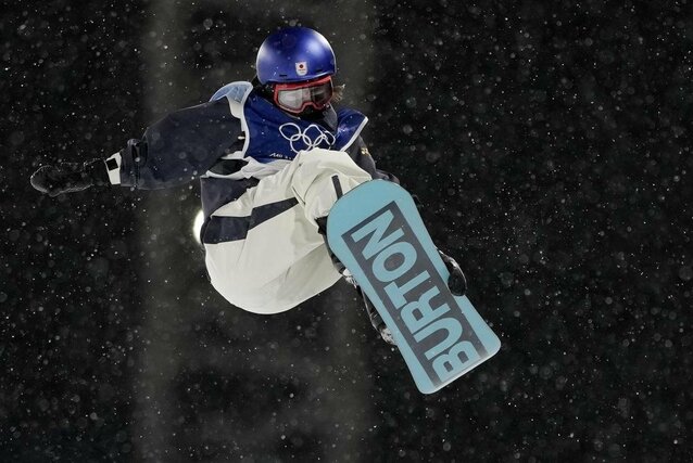 女子ハーフパイプ決勝　技を決める小野光希＝リビーニョ（共同）