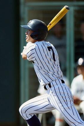 開志学園－帝京長岡　６回帝京長岡１死二塁、富田惇紀が適時三塁打を放ち２－１＝９月２４日、三条市月岡４の三条パール金属スタジアム