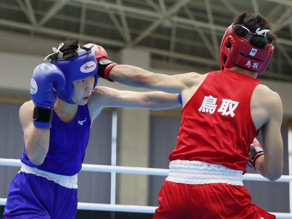 ボクシング少年男子バンタム級準々決勝　４強に勝ち上がった開志学園高の三國成（左）＝滋賀県東近江市（写真映像部・大橋奎介）